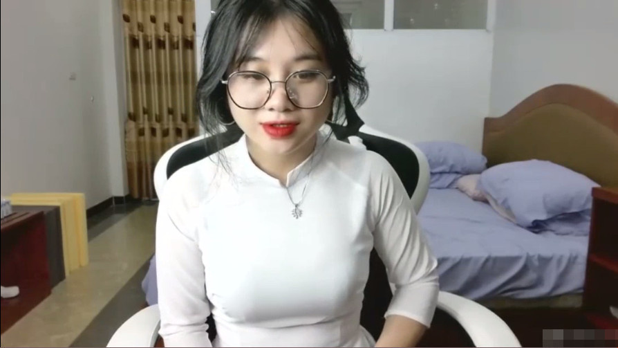Bébé ao dai mignon après l'école